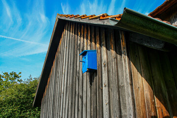 Blaues Vogelhaus an alter Feldscheune