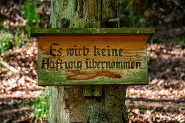 Holzschrift mit der Inschrift 