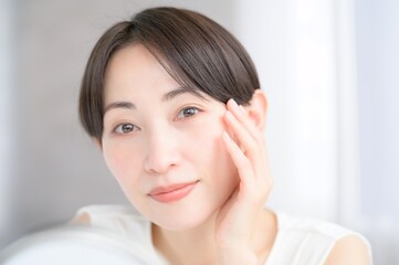カメラ目線の日本人女性ビューティーイメージ