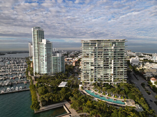 Naklejka premium Miami panorama of Florida famous coastline. Drone shot of Miami above the shore.