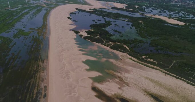 Filmagem de drone dos pequenos len&ccedil;&oacute;is maranhanses Paulinho Neves, com lagos e mata, praia, areia, dunas