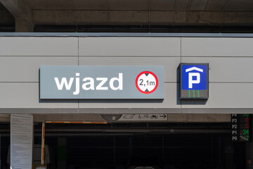 Wjazd na parking&ndash; znak ograniczenia wysokości pojazdu