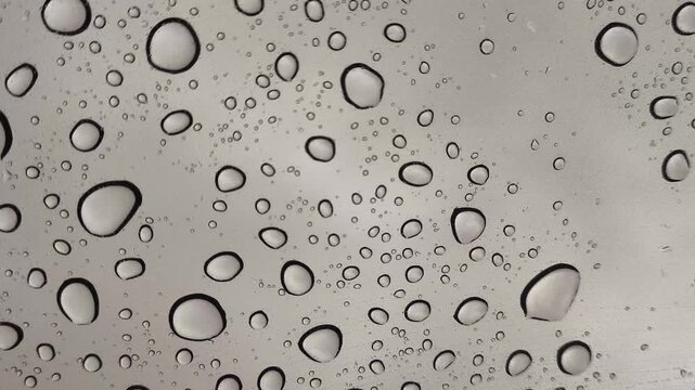 Movimiento de gotas de lluvia en cristal con sonido y horizontal 