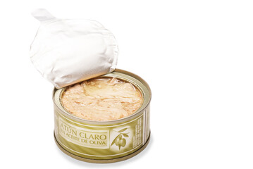 Lata de atún abierta con abrefacil con fondo blanco