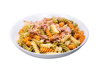 Plato de pasta en espiral rizada con atún en plato con fondo blanco