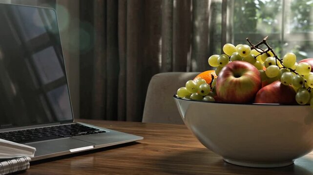 Close cinematogr&aacute;fico de uma mesa de escrit&oacute;rio minimalista com um laptop aberto