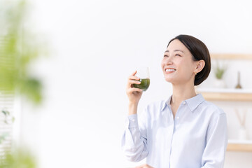青汁を飲むミドル女性