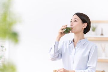 青汁を飲むミドル女性