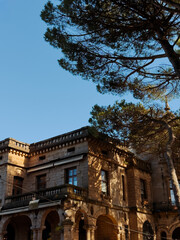 Obraz premium Roof of traditional building with trees and blue sky