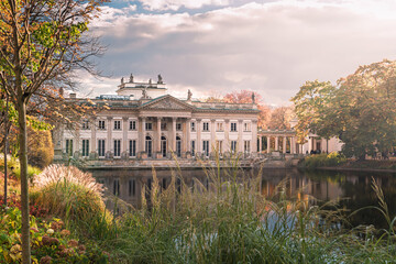 Jesienny widok na Pałac na Wyspie w parku łazienki Kr&oacute;lewskie w Warszawie, polska