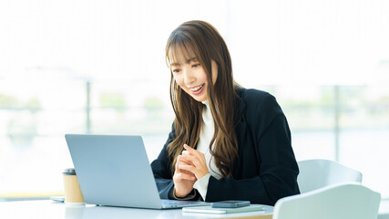 パソコンを使う女性・ビジネスウーマン