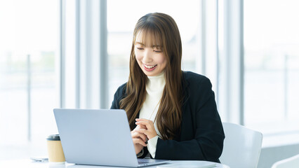 パソコンを使う女性・ビジネスウーマン