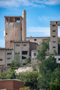 cementera, fabrica de cemento abandonada en ruinas