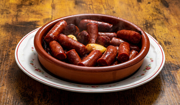 Chistorra a la cazuela con ajos y vino blanco 
