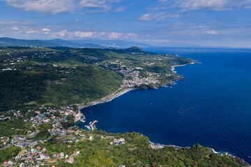 Naklejka premium 伊豆半島の美しい海岸線を望む空撮風景