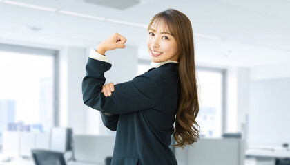 ガッツポーズをする女性・ビジネスウーマン