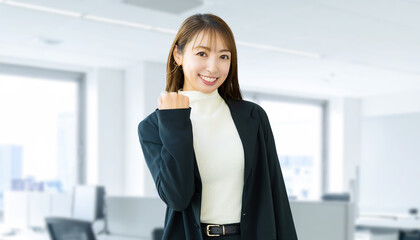ガッツポーズをする女性・ビジネスウーマン