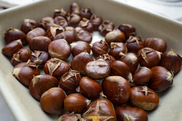 Pormenor de castanhas assadas de tamanho médio isoladas.