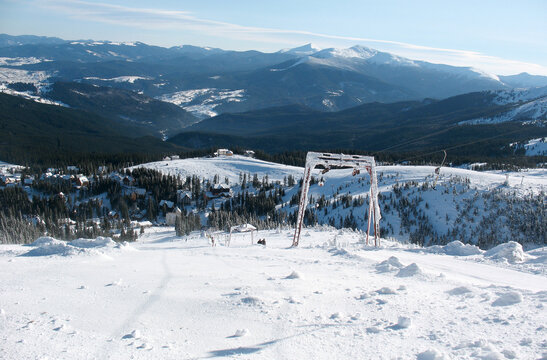 Ski lift descent mountain winter Dragobrat Karpaty snow