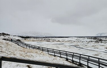 Ogrodzenie pola pokrytego śniegiem w zimie  © Asnyko