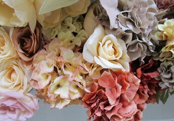 カラフルな造花の花束