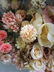 カラフルな造花の花束