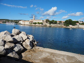 Krk&nbsp;ist die gr&ouml;&szlig;te und bedeutendste Stadt sowie Kurort und Hafen in der gleichnamigen Bucht an der Westk&uuml;ste der gleichnamigen Insel&nbsp;Krk
