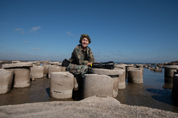 Fot&oacute;grafa de aves y arquitectura en ruinas de antiguo anfiteatro municipal asomando despu&eacute;s de ser tapado por el agua, Miramar de Ansenuza, C&oacute;rdoba, Argentina