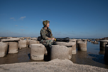 Fot&oacute;grafa de aves y arquitectura en ruinas de antiguo anfiteatro municipal asomando despu&eacute;s de ser tapado por el agua, Miramar de Ansenuza, C&oacute;rdoba, Argentina