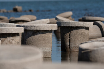 Ruinas de bancos y mesas en antiguo anfiteatro municipal asomando despu&eacute;s de ser tapado por el agua, Miramar de Ansenuza, C&oacute;rdoba, Argentina