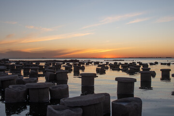 Atardecer con ruinas de antiguo anfiteatro municipal asomando despu&eacute;s de ser tapado por el agua, Miramar de Ansenuza, C&oacute;rdoba, Argentina