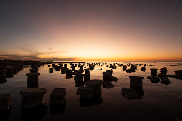Atardecer con ruinas de antiguo anfiteatro municipal asomando despu&eacute;s de ser tapado por el agua, Miramar de Ansenuza, C&oacute;rdoba, Argentina
