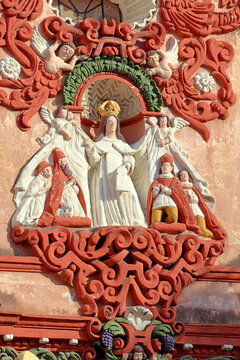 Detalle decorativo de la fachada de la iglesia "De la Merced" en Atlixco, Puebla, M&eacute;xico. Siglo XVIII. Barroco Mexicano.