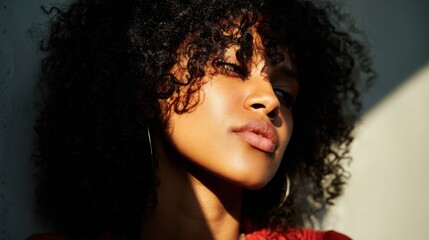Fototapeta premium upper body portrait of relaxed young black woman with frizzy hair in bright sunlight no logos no brands ar 169