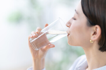 水を飲む女性