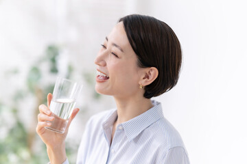 水を飲む女性