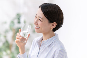 水を飲む女性