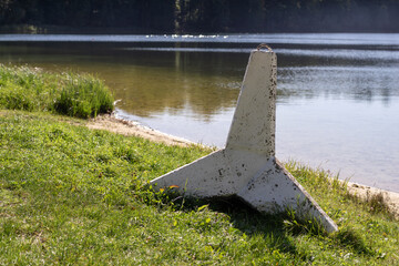 Betonowa zapora nad brzegiem jeziora