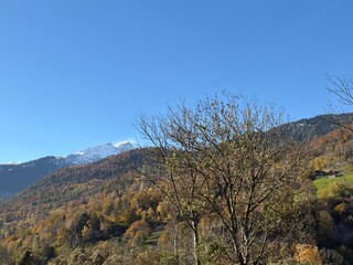 Blick auf die Schweizer Alpen in der Nähe von Chur in Graubünden