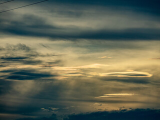 Sonne trinkt durch dunkle Wolken