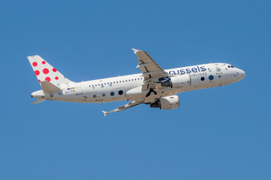 Avi&oacute;n de l&iacute;nea Airbus A320 de la aerol&iacute;nea Brussels Airlines despegando en el aeropuerto de Lisboa con matr&iacute;cula OO-TCH y librea especial.