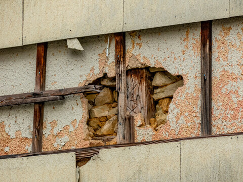 Besch&auml;digte Wandverkleidung aus Asbest