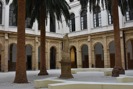 statue christ, Int&eacute;rieur universit&eacute; du Deusto &agrave; Bilbao, Espagne. 