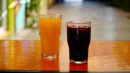 Vasos de agua sobre una mesa de madera