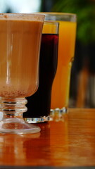 close-up de vasos sobre una mesa de madera