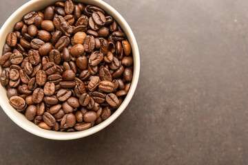 Fototapeta premium coffee beans in a bowl