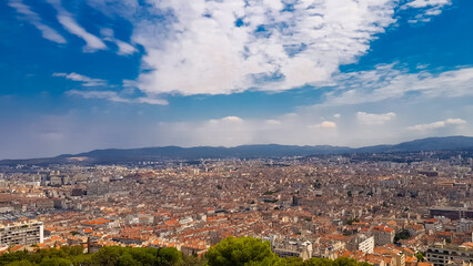 Fototapeta premium Vue Panoramique Aérienne de la Ville de Marseille sous un Ciel d'Été Éclatant