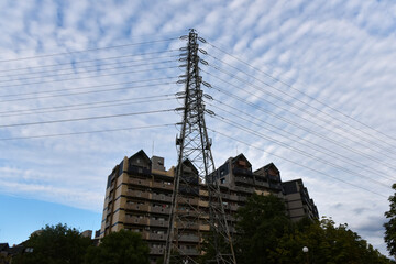 住宅街の送電鉄塔