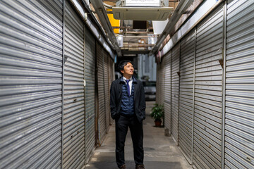 シャッター通りの再生を見据えるビジネスマン、閉店が続く商店街を立て直す構想