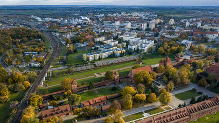 Obraz premium Aerial view of Malbork Castle and Nogat River in northern Poland